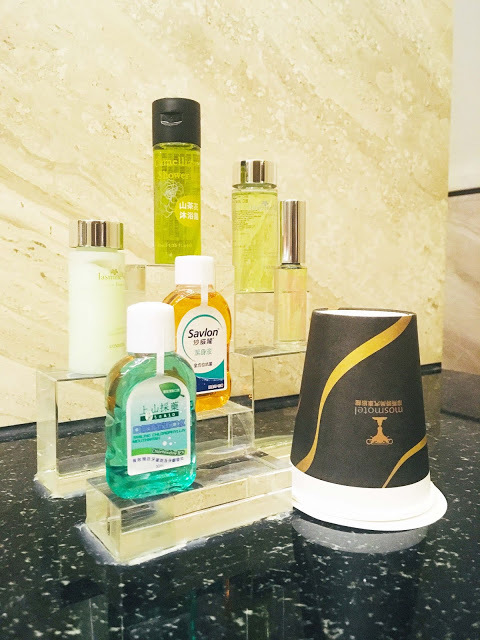 [中壢住宿] 摩斯時尚汽車旅館｜隱身靜謐住宅區的時尚Villa，平價享有豪宅裝潢、游泳池、KTV、按摩浴缸、黃金雨、蒸氣浴等奢侈享受！