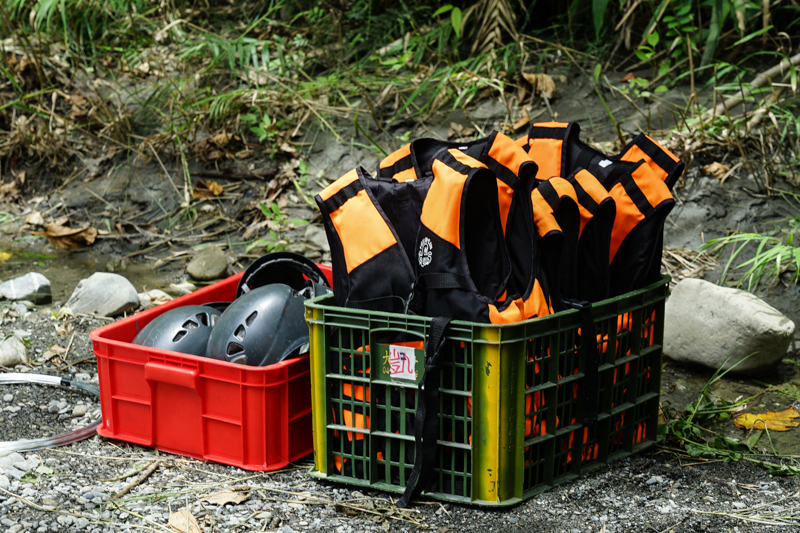 台灣最浮誇下午茶!! 花蓮溪畔餐桌  峽谷浮誇盪鞦韆   腳踏清澈溪流吃美味料理 專人服務不用動手享受花蓮最美風景 極致貴婦下午茶就在這了 姐妹閨密聚會親子活動超讚!