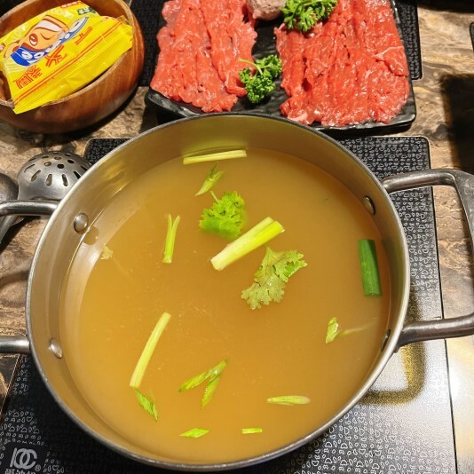 桃園中壢市區高CP值火鍋推薦—福柒涮涮鍋,從湯頭、肉片、手搖飲再到甜點通通一條龍服務!怎麼吃都划算