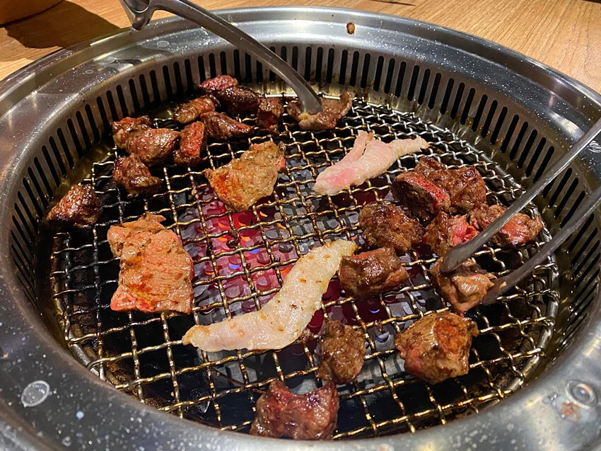 Google 評論4.8顆星的烤物燒肉店，近捷運站，有特約停車場!! | 澄居烤物燒肉文心店