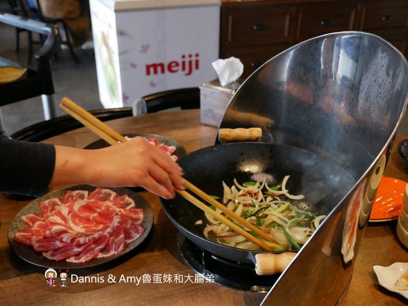 《新竹美食》復古好拍又好吃的火鍋餐廳推薦-韋爐復刻食鍋。自助式計價想吃什麼拿什麼。新鮮現切肉品夜間限定時段肉量激增三倍優惠。814冰棒,明治冰淇淋吃到飽 ︱(影片) 《新竹美食》復古好拍又好吃的火鍋餐廳推薦-韋爐復刻食鍋。自助式計價想吃什麼拿什麼。新鮮現切肉品夜間限定時段肉量激增三倍優惠。814冰棒,明治冰淇淋吃到飽 ︱(影片)