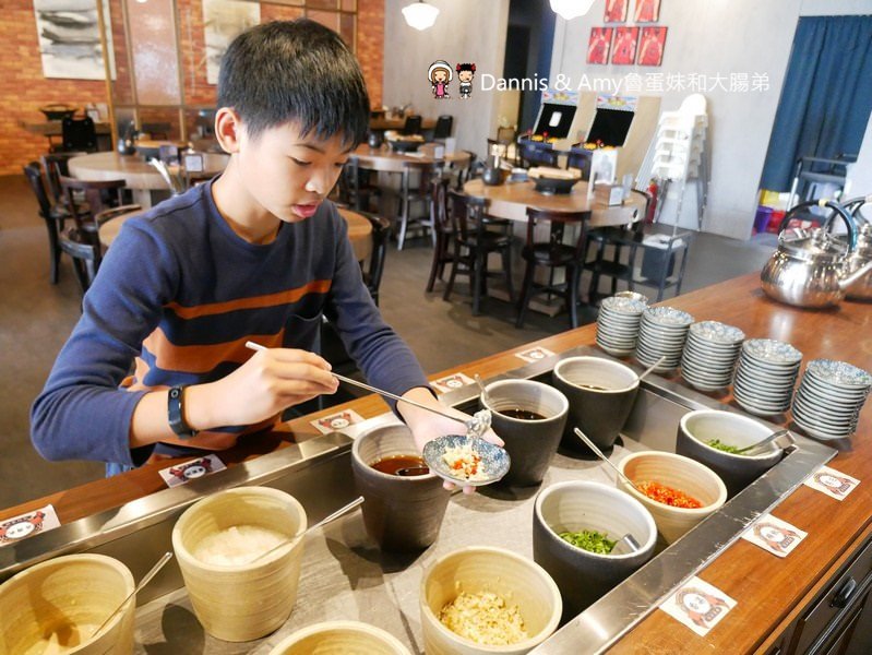 《新竹美食》復古好拍又好吃的火鍋餐廳推薦-韋爐復刻食鍋。自助式計價想吃什麼拿什麼。新鮮現切肉品夜間限定時段肉量激增三倍優惠。814冰棒,明治冰淇淋吃到飽 ︱(影片) 《新竹美食》復古好拍又好吃的火鍋餐廳推薦-韋爐復刻食鍋。自助式計價想吃什麼拿什麼。新鮮現切肉品夜間限定時段肉量激增三倍優惠。814冰棒,明治冰淇淋吃到飽 ︱(影片)