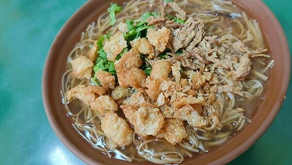 台北火車站周邊少數好吃的素食麵線店！便宜又大碗的素食麵線，是附近上班族素食業者的福音，就算吃葷食的人