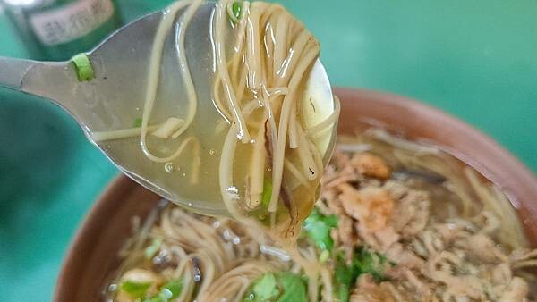 台北火車站周邊少數好吃的素食麵線店！便宜又大碗的素食麵線，是附近上班族素食業者的福音，就算吃葷食的人