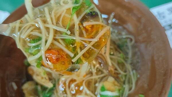 台北火車站周邊少數好吃的素食麵線店！便宜又大碗的素食麵線，是附近上班族素食業者的福音，就算吃葷食的人