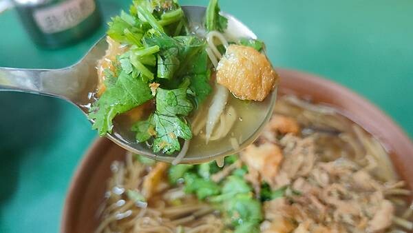 台北火車站周邊少數好吃的素食麵線店！便宜又大碗的素食麵線，是附近上班族素食業者的福音，就算吃葷食的人