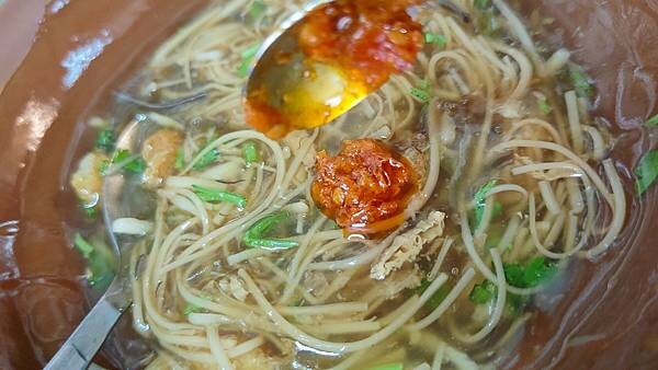 台北火車站周邊少數好吃的素食麵線店！便宜又大碗的素食麵線，是附近上班族素食業者的福音，就算吃葷食的人