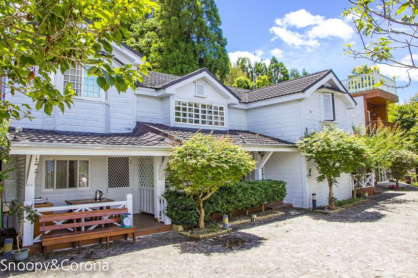 【桃園住宿】拉拉山住宿推薦/拉拉山和風山莊/烤肉民宿推薦~浪漫歐式白色木屋,一年四季皆有不同美景