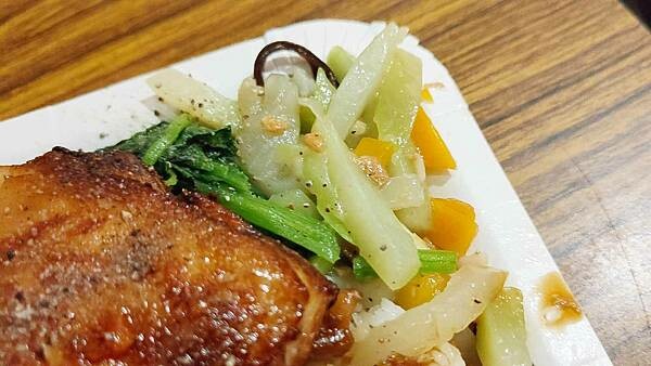 不止魯肉飯，就連排骨也是必點的餐點之一！用餐時間是需要排隊才能吃到的超人氣店家，在網路上擁有相當不錯