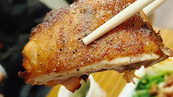 不止魯肉飯，就連排骨也是必點的餐點之一！用餐時間是需要排隊才能吃到的超人氣店家，在網路上擁有相當不錯