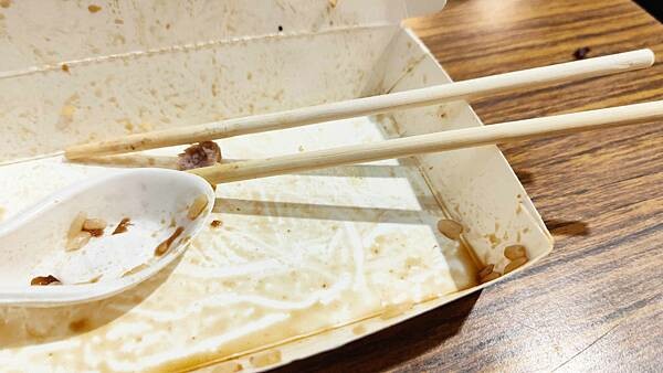 不止魯肉飯，就連排骨也是必點的餐點之一！用餐時間是需要排隊才能吃到的超人氣店家，在網路上擁有相當不錯