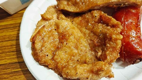 不止魯肉飯，就連排骨也是必點的餐點之一！用餐時間是需要排隊才能吃到的超人氣店家，在網路上擁有相當不錯