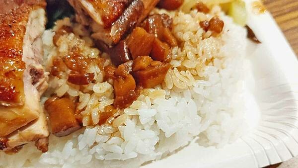 不止魯肉飯，就連排骨也是必點的餐點之一！用餐時間是需要排隊才能吃到的超人氣店家，在網路上擁有相當不錯