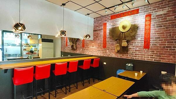 不止魯肉飯，就連排骨也是必點的餐點之一！用餐時間是需要排隊才能吃到的超人氣店家，在網路上擁有相當不錯