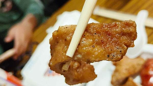 不止魯肉飯，就連排骨也是必點的餐點之一！用餐時間是需要排隊才能吃到的超人氣店家，在網路上擁有相當不錯