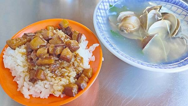 不止魯肉飯，就連排骨也是必點的餐點之一！用餐時間是需要排隊才能吃到的超人氣店家，在網路上擁有相當不錯