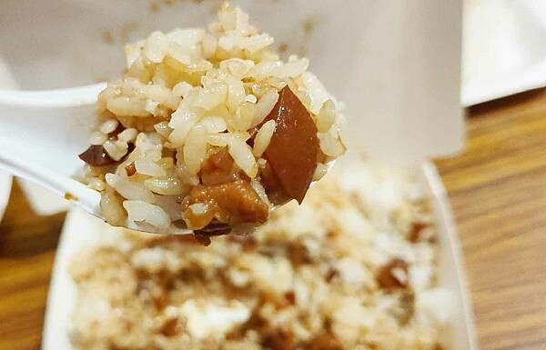 不止魯肉飯，就連排骨也是必點的餐點之一！用餐時間是需要排隊才能吃到的超人氣店家，在網路上擁有相當不錯