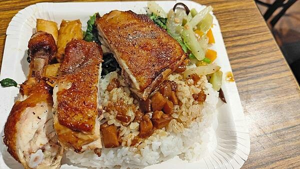 不止魯肉飯，就連排骨也是必點的餐點之一！用餐時間是需要排隊才能吃到的超人氣店家，在網路上擁有相當不錯