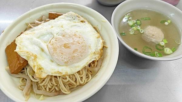 就是要比別人更大份量！一個人可以吃到超級撐的超大份量美食店家！食材豐富，還會有附蛋、豆干、榨菜以及貢
