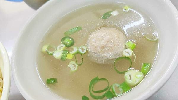 就是要比別人更大份量！一個人可以吃到超級撐的超大份量美食店家！食材豐富，還會有附蛋、豆干、榨菜以及貢