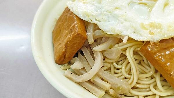 就是要比別人更大份量！一個人可以吃到超級撐的超大份量美食店家！食材豐富，還會有附蛋、豆干、榨菜以及貢