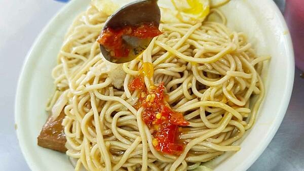 就是要比別人更大份量！一個人可以吃到超級撐的超大份量美食店家！食材豐富，還會有附蛋、豆干、榨菜以及貢