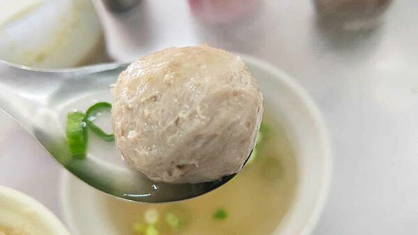 就是要比別人更大份量！一個人可以吃到超級撐的超大份量美食店家！食材豐富，還會有附蛋、豆干、榨菜以及貢