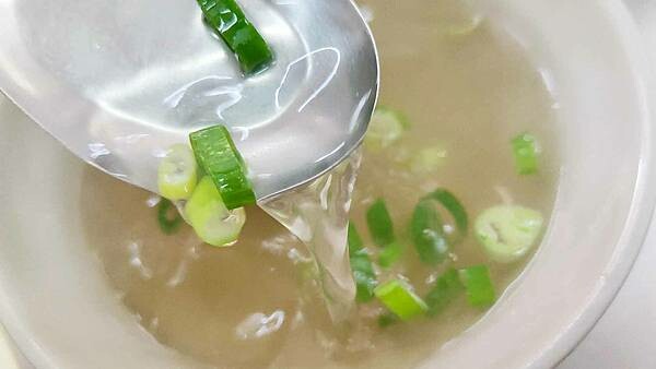 就是要比別人更大份量！一個人可以吃到超級撐的超大份量美食店家！食材豐富，還會有附蛋、豆干、榨菜以及貢