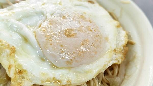 就是要比別人更大份量！一個人可以吃到超級撐的超大份量美食店家！食材豐富，還會有附蛋、豆干、榨菜以及貢