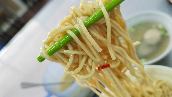 就是要比別人更大份量！一個人可以吃到超級撐的超大份量美食店家！食材豐富，還會有附蛋、豆干、榨菜以及貢