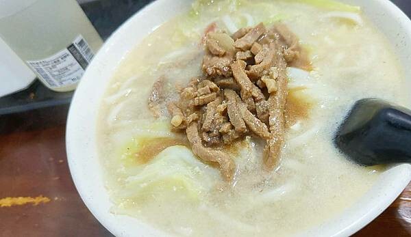 就是要比別人更大份量！一個人可以吃到超級撐的超大份量美食店家！食材豐富，還會有附蛋、豆干、榨菜以及貢