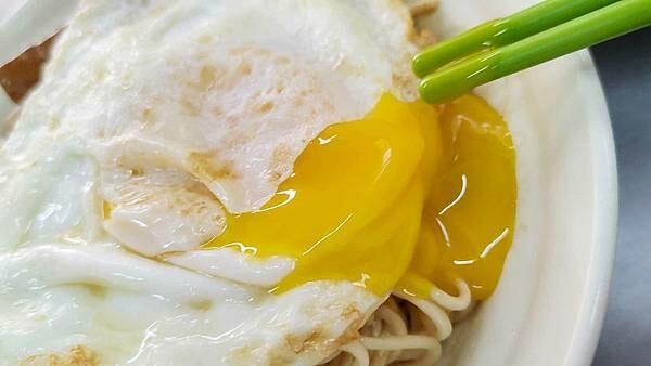 就是要比別人更大份量！一個人可以吃到超級撐的超大份量美食店家！食材豐富，還會有附蛋、豆干、榨菜以及貢