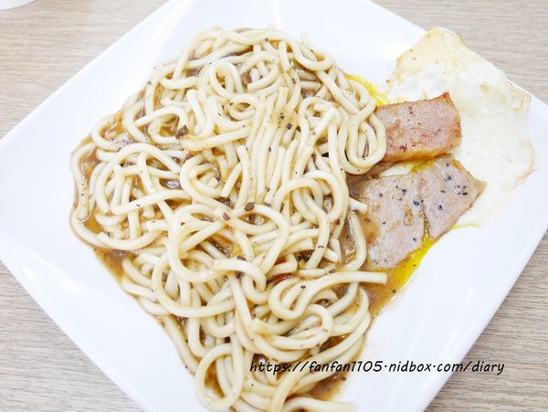 【汐止人氣早餐】魔法樂食早餐屋 #早午餐 # 漢堡 #蛋餅 #三明治 #煙燻熱狗堡 #汐止好吃早餐 (15).JPG