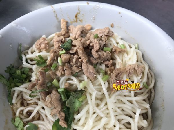 王印製麵菜單價位大公開》台中一中街美食必吃小吃餐廳～推薦麻辣乾麵 、鮮蝦抄手、牛肉麵。