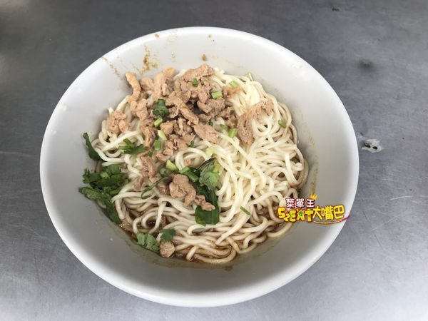 王印製麵菜單價位大公開》台中一中街美食必吃小吃餐廳～推薦麻辣乾麵 、鮮蝦抄手、牛肉麵。