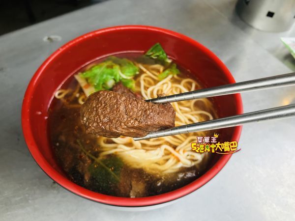 王印製麵菜單價位大公開》台中一中街美食必吃小吃餐廳～推薦麻辣乾麵 、鮮蝦抄手、牛肉麵。