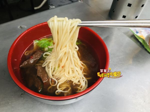 王印製麵菜單價位大公開》台中一中街美食必吃小吃餐廳～推薦麻辣乾麵 、鮮蝦抄手、牛肉麵。