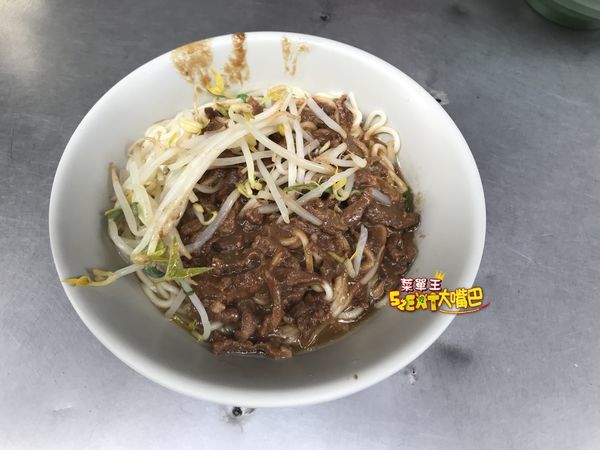 王印製麵菜單價位大公開》台中一中街美食必吃小吃餐廳～推薦麻辣乾麵 、鮮蝦抄手、牛肉麵。