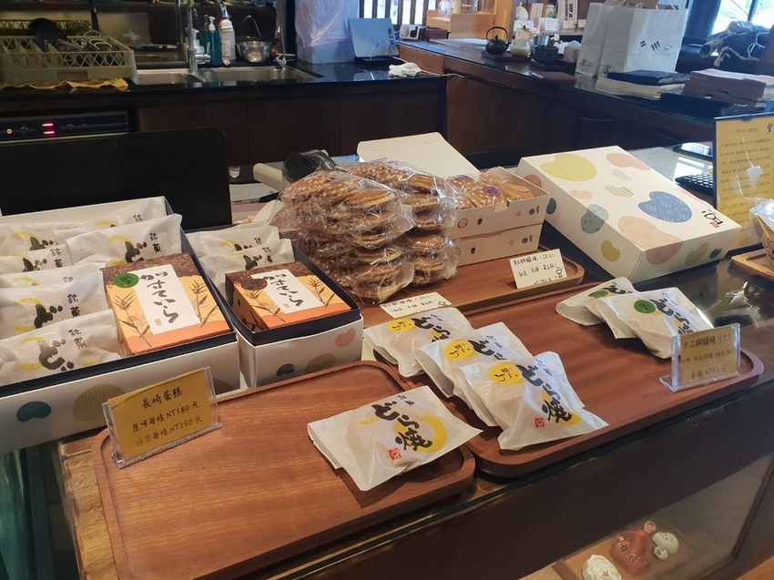 【花蓮.市區】豆和寮日式甜點。寵物友善須裝提籠。推培茶歐蕾+伯爵茶和果子+抹茶提拉米蘇+櫻花水信水餅