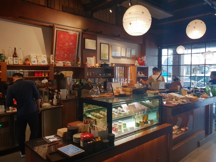 【花蓮.市區】豆和寮日式甜點。寵物友善須裝提籠。推培茶歐蕾+伯爵茶和果子+抹茶提拉米蘇+櫻花水信水餅