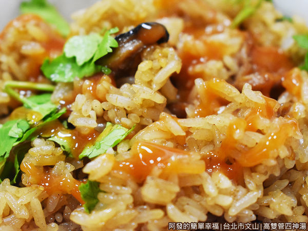 高雙管四神湯10-油飯淋上甜辣醬特寫.JPG
