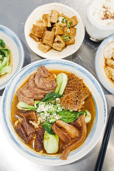 【台北中山區】神仙牛肉麵 必吃份量大又豐富的招牌紅燒(川味)天官四福麵。南京復興站美食