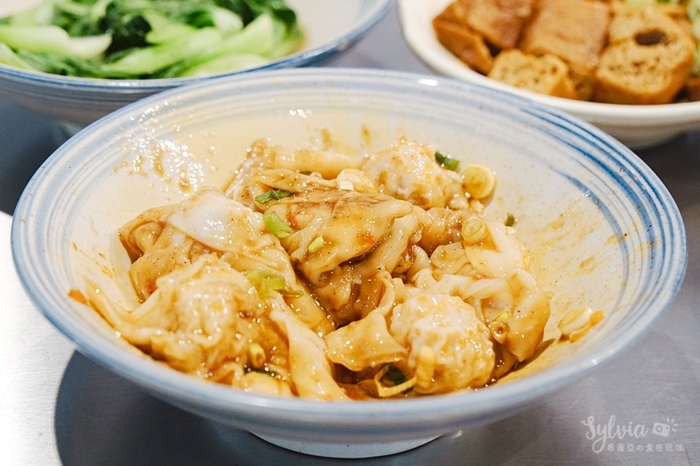 【台北中山區】神仙牛肉麵 必吃份量大又豐富的招牌紅燒(川味)天官四福麵。南京復興站美食