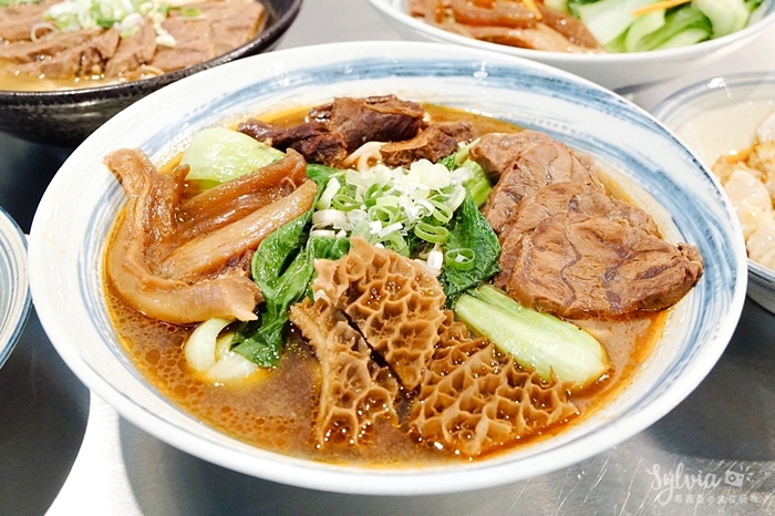 【台北中山區】神仙牛肉麵 必吃份量大又豐富的招牌紅燒(川味)天官四福麵。南京復興站美食