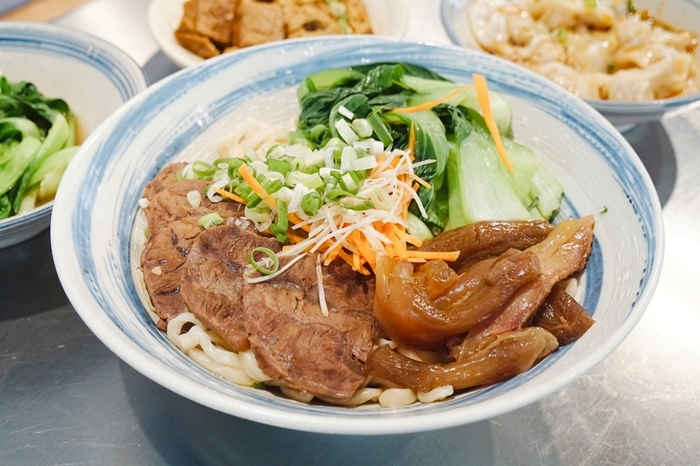 【台北中山區】神仙牛肉麵 必吃份量大又豐富的招牌紅燒(川味)天官四福麵。南京復興站美食