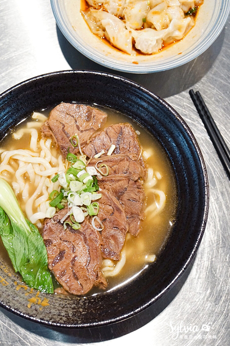 【台北中山區】神仙牛肉麵 必吃份量大又豐富的招牌紅燒(川味)天官四福麵。南京復興站美食