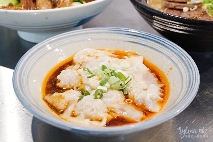 【台北中山區】神仙牛肉麵 必吃份量大又豐富的招牌紅燒(川味)天官四福麵。南京復興站美食