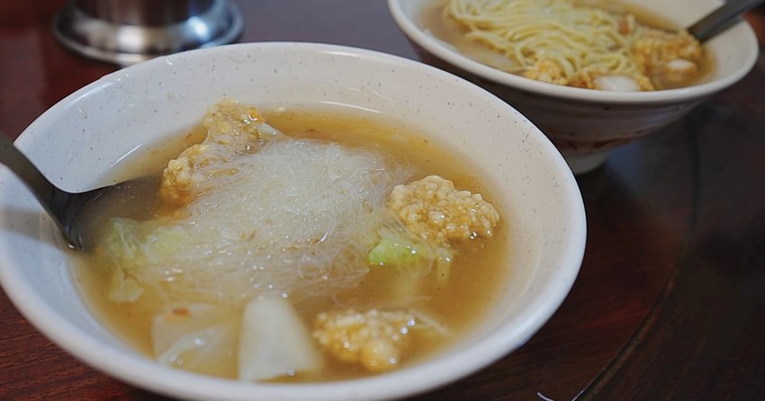 香亭土魠魚羹|澎湖馬公文康商圈早餐,酸甜勾芡湯頭和外酥內嫩的土魠魚塊,但就是土魠魚塊份量稍少又小塊!