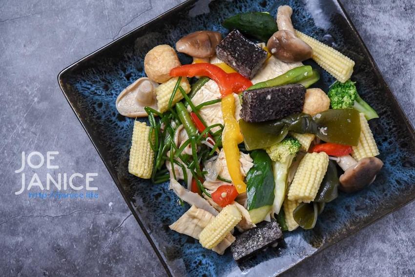 中壢夜市美食【雞老闆 手撕鹽水雞】 80元蔬菜任你裝滿滿 - 潔妮食旅生活