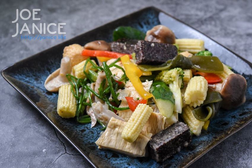 中壢夜市美食【雞老闆 手撕鹽水雞】 80元蔬菜任你裝滿滿 - 潔妮食旅生活